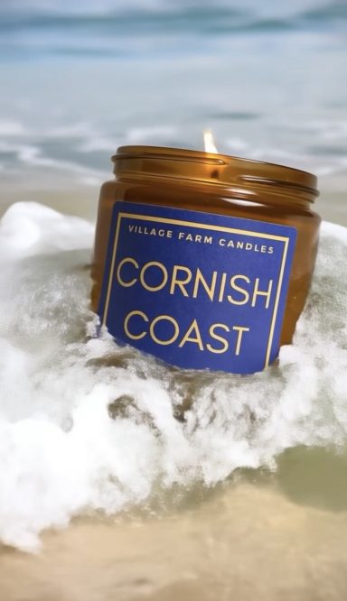 Cornish Coast Candle Village Farm’s Cornish Coast Candle blends watery breeze and earthy driftwood, evoking tranquil English shores where cliffs meet golden sand